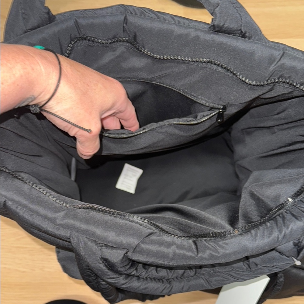 Wilo Black Puffer Tote Bag Quilted Nylon Cargo Travel Tote Lightweight NWT - Picture 7 of 7